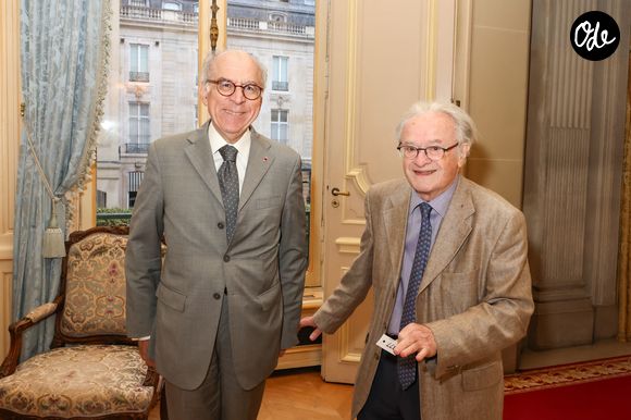 Exclusif - Pierre Sellal et Alain-Gérard Slama - Quelques semaines après avoir ouvert la Journée de l'Assemblée nationale dédiée à l'Engagement, le samedi 11 avril 2026, M.Ladreit de Lacharrière a reçu Y.Braun-Pivet pour un prestigieux dîner du Cercle de la Revue des Deux Mondes, le 8 juin 2026. 
© Jack Tribeca / Bestimage