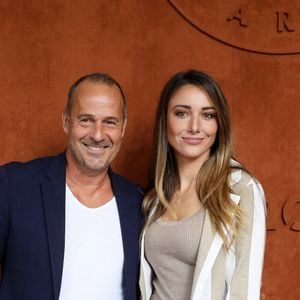Delphine Wespiser s’est confiée dans Tout beau, tout neuf sur les conséquences du cancer de la gorge de son compagnon Roger, diagnostiqué il y a deux ans.

Roger Erhart et sa compagne Delphine Wespiser, Miss France lors des Internationaux de France de Tennis de Roland Garros à Paris, France. © Dominique Jacovides/Bestimage