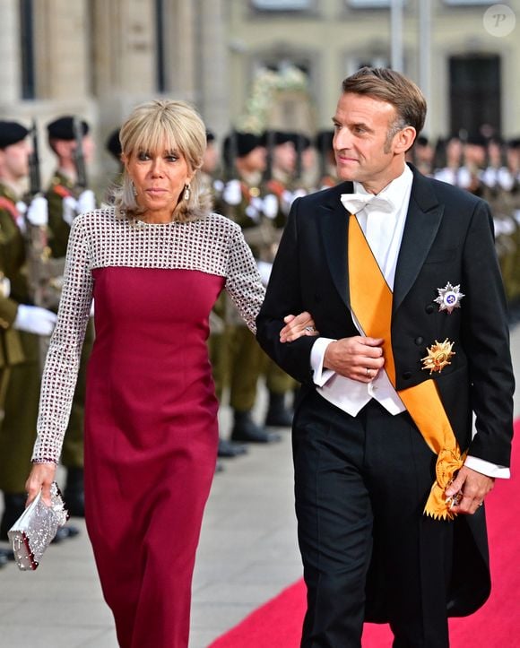 Lors de cet événement, la première Dame française portait une robe rouge à sequins avec des escarpins argentés tandis que son époux portait un costume officiel. 

Le Président Emmanuel Macron et sa femme la Première Dame Brigitte Macron aux arrivées du dîner de gala des célébrations du changement de trône au Palais grand-ducal du Luxembourg, le 3 octobre 2025. © Christian Liewig/Bestimage