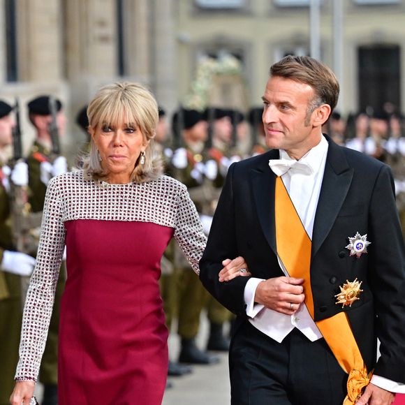 Lors de cet événement, la première Dame française portait une robe rouge à sequins avec des escarpins argentés tandis que son époux portait un costume officiel. 

Le Président Emmanuel Macron et sa femme la Première Dame Brigitte Macron aux arrivées du dîner de gala des célébrations du changement de trône au Palais grand-ducal du Luxembourg, le 3 octobre 2025. © Christian Liewig/Bestimage