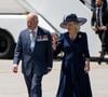 27 mai 2025, Ottawa (Ontario), Canada : Le roi Charles III d'Angleterre (à gauche) et la reine Camilla Parker Bowles (reine consort d'Angleterre) marchent sur le tarmac de l'aéroport international d'Ottawa, le mardi 27 mai 2025. (Crédit image : © Spencer Colby/La Presse canadienne via ZUMA Press)