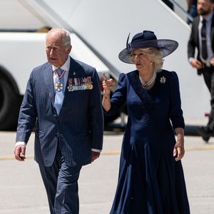 27 mai 2025, Ottawa (Ontario), Canada : Le roi Charles III d'Angleterre (à gauche) et la reine Camilla Parker Bowles (reine consort d'Angleterre) marchent sur le tarmac de l'aéroport international d'Ottawa, le mardi 27 mai 2025. (Crédit image : © Spencer Colby/La Presse canadienne via ZUMA Press)