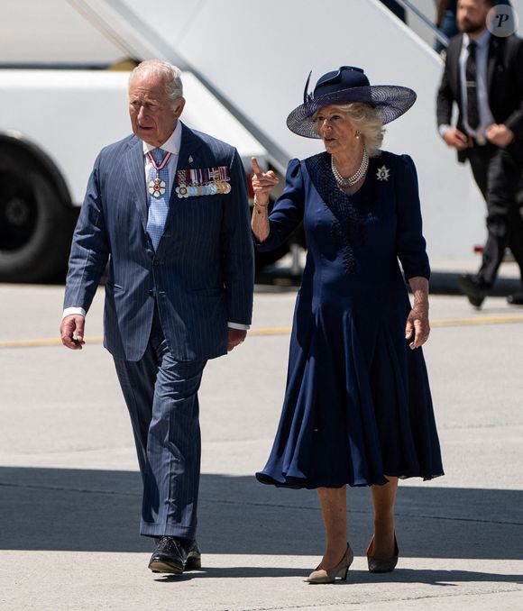 27 mai 2025, Ottawa (Ontario), Canada : Le roi Charles III d'Angleterre (à gauche) et la reine Camilla Parker Bowles (reine consort d'Angleterre) marchent sur le tarmac de l'aéroport international d'Ottawa, le mardi 27 mai 2025. (Crédit image : © Spencer Colby/La Presse canadienne via ZUMA Press)