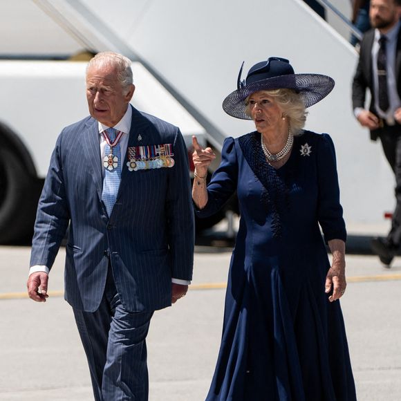 27 mai 2025, Ottawa (Ontario), Canada : Le roi Charles III d'Angleterre (à gauche) et la reine Camilla Parker Bowles (reine consort d'Angleterre) marchent sur le tarmac de l'aéroport international d'Ottawa, le mardi 27 mai 2025. (Crédit image : © Spencer Colby/La Presse canadienne via ZUMA Press)