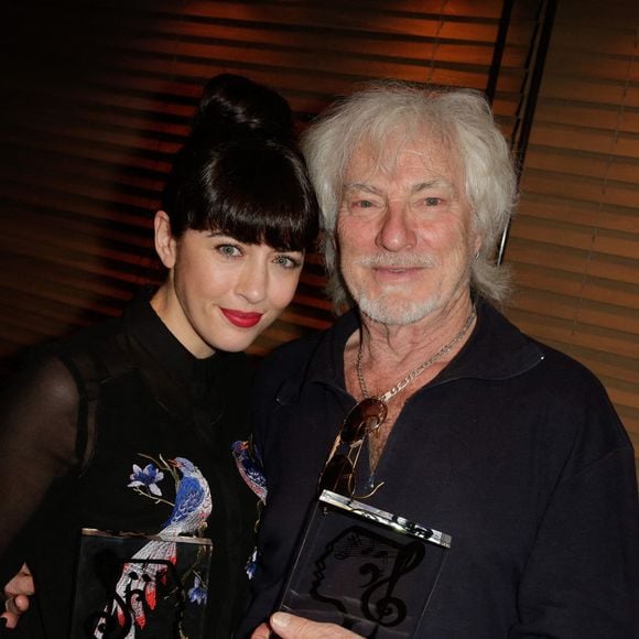 Hugues Aufray et Nolwenn Leroy lauréats du prix Sacem UNAC 2013 pose avec son trophée à Paris, France le 18 mars 2013. Photo par Jerome Domine/ABACAPRESS.COM