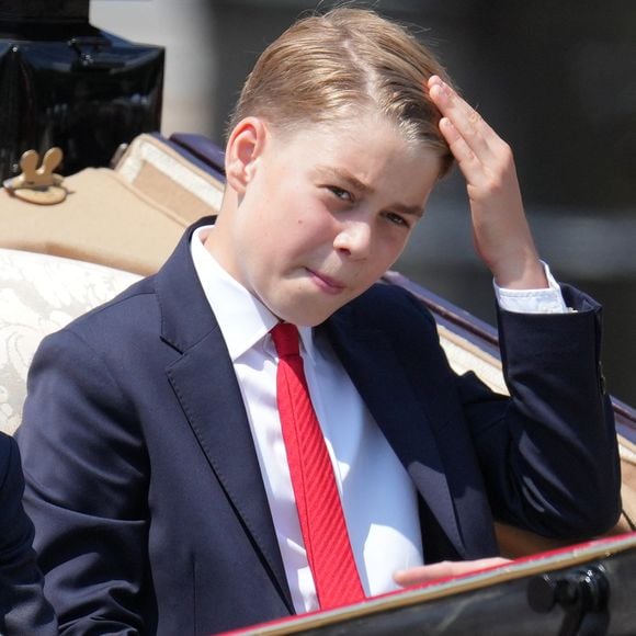 Et si le prince George commençait à s'affirmer petit à petit ?

Le prince Louis de Galles, Le prince George de Galles - Les membres de la famille royale britannique arrivent à Buckingham Palace pour la cérémonie Trooping the Colour à Londres.
© James Whatling / Bestimage