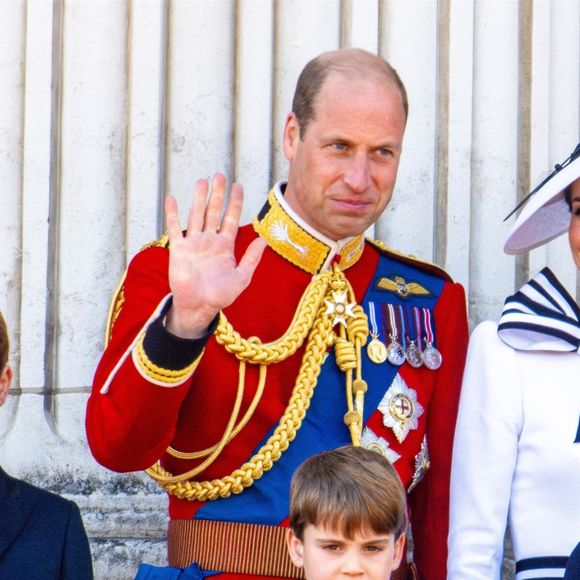 et du tableau impeccable de la famille parfaite.

Le prince William, prince de Galles, et Catherine (Kate) Middleton, princesse de Galles à Buckingham Palace avec leurs enfants George, Charlotte et Louis
©Backgrid USA / Bestimage