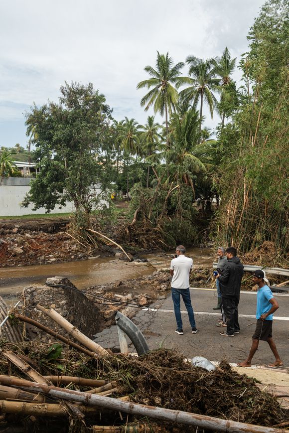 24 heures après le passage du septième cyclone de l'année, baptisé Garance, on peut constater les dégâts sur l'île, dans le centre-ville de la station balnéaire de Saint-Gilles-Les-Bains, île de la Réunion, le 1er mars 2025. Le cyclone est arrivé sur le flanc nord-est de l'île en passant au plus près, à 70 km de l'île de la Réunion, dans la nuit du 28 février 2025. Photo par Romain Philippon/ABACAPRESS.COM