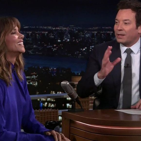 "Il y a une certaine confusion sur le fait qu'il m'a demandé en mariage et que j'ai dit non (...) Non, ce n'est pas le cas. Je n'ai pas dit non. Nous n'avons tout simplement pas de date. Mais bien sûr que j'ai dit que je l'épouserais !"

Halle Berry, nouvellement fiancée, montre sa bague lors de son apparition au Tonight Show. Halle Berry a confirmé ses fiançailles avec son partenaire de longue date, Van Hunt, lors de son apparition à l'émission de chat de fin de soirée aux États-Unis pour promouvoir son nouveau film, Crime 101 @Backgrid UK/ Bestimage