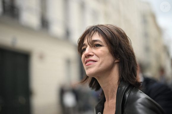 Charlotte Gainsbourg lors de la cérémonie de dévoilement de la plaque "Maison des Illustres" à la Maison Gainsbourg à Paris, France, le 2 avril 2024. © Eliot Blondet/ABACAPRESS.COM