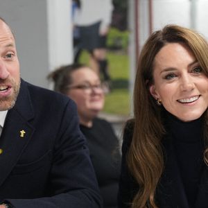 Le prince William, prince de Galles, et Catherine (Kate) Middleton, princesse de Galles, rencontrent des joueurs blessés, en marge du match du tournoi des Six Nations entre le Pays de Galles et l'Angleterre à Cardiff, le 15 mars 2025.