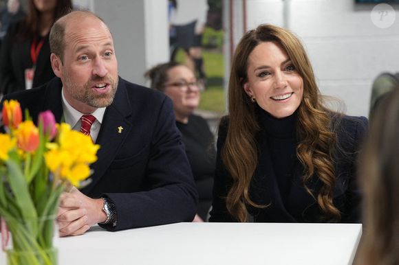 Le prince William, prince de Galles, et Catherine (Kate) Middleton, princesse de Galles, rencontrent des joueurs blessés, en marge du match du tournoi des Six Nations entre le Pays de Galles et l'Angleterre à Cardiff, le 15 mars 2025.