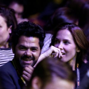 La jeune fille de 13 ans prend la pose, tout en bouchant le nez de son père.

Jamel Debbouze et Melissa Theuriau assistent à la soirée d'ouverture du 19ème Festival International du film de Comédie de l'Alpe d'Huez, le 13 janvier 2016. 

Photo : Dominique Jacovides / Bestimage