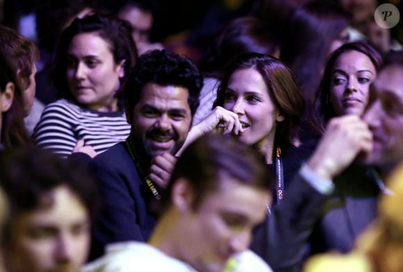 La jeune fille de 13 ans prend la pose, tout en bouchant le nez de son père.

Jamel Debbouze et Melissa Theuriau assistent à la soirée d'ouverture du 19ème Festival International du film de Comédie de l'Alpe d'Huez, le 13 janvier 2016. 

Photo : Dominique Jacovides / Bestimage
