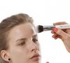 Le maquillage peut être perturbé par les réapplications classiques. Il faut donc des solutions adaptées.

Image par nanshy de Pixabay