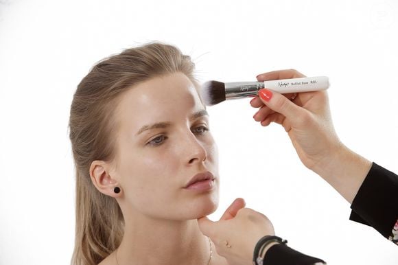 Le maquillage peut être perturbé par les réapplications classiques. Il faut donc des solutions adaptées.

Image par nanshy de Pixabay