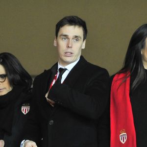 “J’aime officier seule, être dans mon coin. Je cultive mon propre réseau de prestataires. Il m’arrive de collaborer avec d’autres personnes dans le cadre de certains projets - mais ma société, c’est mon bébé à moi" indique-t-elle à "Point de Vue"
La princesse Stéphanie de Monaco, Louis Ducruet et sa femme Marie dans les tribunes lors du match de Ligue 1 opposant l'AS Monaco au Paris Saint-Germain, au stade Louis-II, à Monaco, le 15 janvier 2020. Le PSG a gagné 4-1. © Norbert Scanella/Panoramic/Bestimage