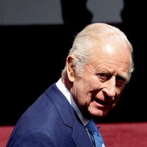 Le roi Charles III d'Angleterre, Camilla Parker Bowles, reine consort d'Angleterre, le prince William, prince de Galles, et Catherine (Kate) Middleton, princesse de Galles, accueillent le couple présidentiel français le président Emmanuel Macron et sa femme la Première Dame Brigitte Macron sur Datchet road à Windsor, Royaume Uni, le 8 juillet 2025. À l'invitation de Leurs Majestés le roi et la reined'Angleterre, le président français et sa femme effectueront une visite d'État au Royaume-Uni du 8 au 10 juillet 2025. Le président et la Première Dame se rendent au Royaume-Uni pour la première fois en visite d'État française depuis 17 ans. Ils séjourneront au château de Windsor, accueillis par le roi et la reine d'Angleterre, et un banquet y sera organisé en leur honneur. Les Macron visiteront l'Imperial College, et le président s'adressera au Parlement pendant son séjour. © Dominique Jacovides/Bestimage