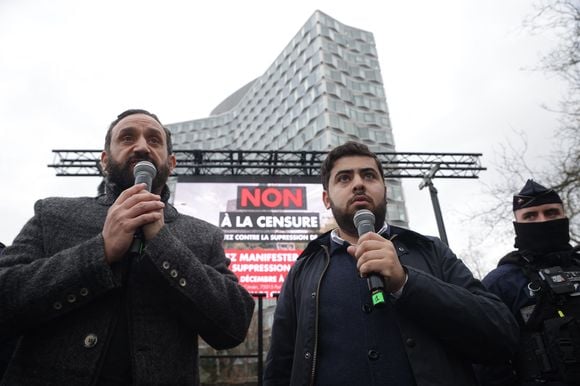 Cyril Hanouna participe, aux côtés du journaliste Radouan Kourak, à la manifestation "Non à la Censure" visant à soutenir la chaîne de télévision C8, devant le siège de l'Arcom à Paris, le 18 décembre 2024. © Jack Tribeca / Bestimage