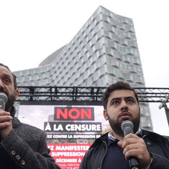 Cyril Hanouna participe, aux côtés du journaliste Radouan Kourak, à la manifestation "Non à la Censure" visant à soutenir la chaîne de télévision C8, devant le siège de l'Arcom à Paris, le 18 décembre 2024. © Jack Tribeca / Bestimage