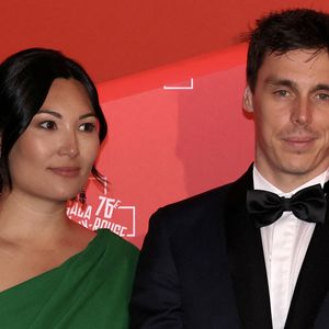 Le couple ainsi que leurs deux filles Constance et Victoire âgée respectivement de 8 mois et 2 ans, 

Marie et Louis Ducruet - 76ème Bal de la Croix Rouge dans la salle des Etoiles à Monaco le 12 juillet 2025. © Claudia Albuquerque/Bestimage