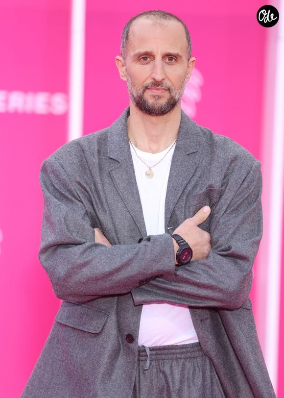 Arie Elmaleh sur le tapis rose lors de la 9ème édition de "CanneSeries" à Cannes le 25 avril 2026. © Denis Guignebourg / Bestimage Célébrités sur le tapis rose de la 9ème édition de "Canneseries" à Cannes le 25/04/2026