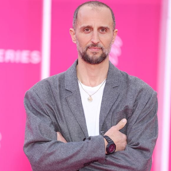 Arie Elmaleh sur le tapis rose lors de la 9ème édition de "CanneSeries" à Cannes le 25 avril 2026. © Denis Guignebourg / Bestimage Célébrités sur le tapis rose de la 9ème édition de "Canneseries" à Cannes le 25/04/2026