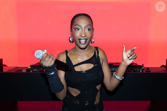 Très inspirée par le septième art, la jeune femme souhaite désormais aller encore plus loin dans cet univers créatif.

Ebony - Pour célébrer ses 50 ans à Paris, Apple installe un studio d'enregistrement éphémère au cœur de l'Apple Store des Champs-Elysées à Paris le 27 mars 2026. © Florian Lavielle/Bestimage