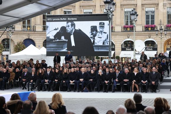 La famille et les proches, Benjamin Badinter, Simon Marcel Badinter, Judith Badinter, Elisabeth Badinter, le président de la République Emmanuel Macron, Gabriel Attal ( Premier ministre), Gérard Larcher (Président du Sénat), Yaël Braun-Pivet, François Hollande, Eric Dupond-Moretti - Hommage national à Robert Badinter devant le ministère de la Justice sur la place Vendôme à Paris le 14 février 2024. 
© Dominique Jacovides/Bestimage