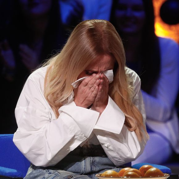 La chanteuse a même fini en larmes

Exclusif - Lara Fabian (très émue) - Enregistrement de l'émission "La Boîte à Secrets N°19" dans les studios de la Cité du Cinéma à Saint-Denis, présentée par F.Bollaert et diffusée le 3 janvier sur France 3
© Christophe Clovis / Bestimage