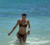 Grâce au travail de gainage permanent, la sangle abdominale est sollicitée à chaque seconde. C'est ce qui permet à l'ancienne Miss d'afficher un ventre plat et des abdos d'acier tout au long de l'année.