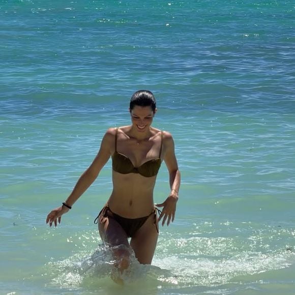 Grâce au travail de gainage permanent, la sangle abdominale est sollicitée à chaque seconde. C'est ce qui permet à l'ancienne Miss d'afficher un ventre plat et des abdos d'acier tout au long de l'année.