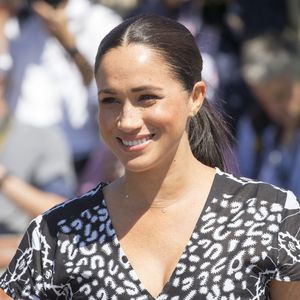 Le prince Harry, duc de Sussex, et Meghan Markle, duchesse de Sussex, entament leur première journée de voyage en Afrique du Sud lors d'une visite à Nyanga au Cap, Afrique du Sud, le 23 septembre 2019.
Crédit : AGENCE / BESTIMAGE