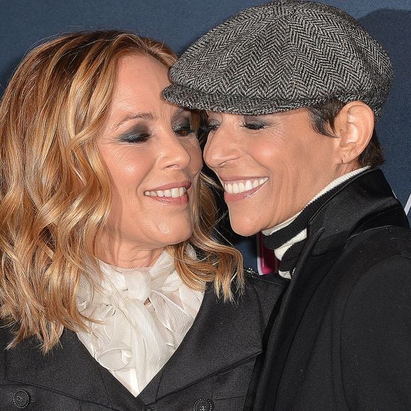 Maria Bello et sa fiancée Dominique Crenn au photocall de la soirée "Women's Cancer Research Fund" à Los Angeles, le 27 février 2020.