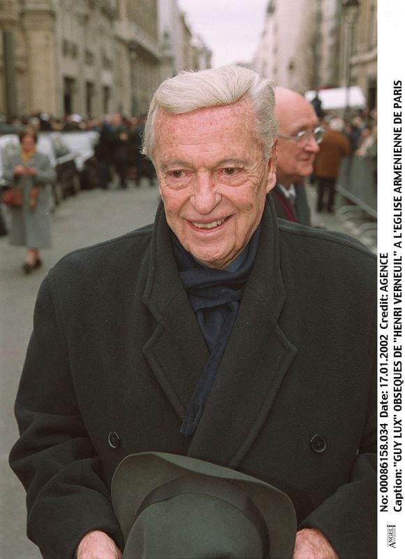 Il est question ici d'un manoir que certains et certaines croient hanté...

Guy Lux - Obsèques d'Henri Verneuil à l'église arménienne de Paris le 17 janvier 2002.
Bestimage