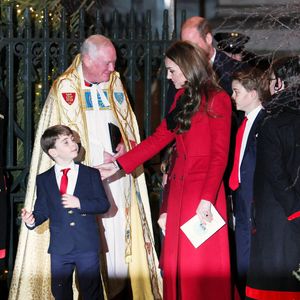 Pour l'occasion, la famille était au complet et le prince Louis a pu compter sur le réconfort de son papa. 

Le prince William, prince de Galles, Kate Middleton avec leurs enfants, la princesse Charlotte, le prince George, le prince Louis lors du service de chants de Noël Together At Christmas à l'abbaye de Westminster, Londres. © Julien Burton / Bestimage