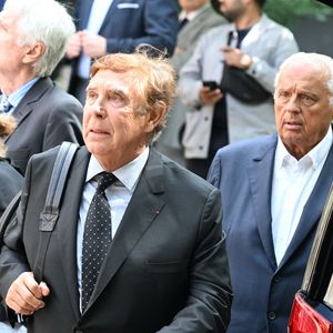 Jean-Pierre Foucault et Gérard Louvin - Sorties des obsèques de Nonce Paolini en l'église Saint-Honoré-d'Eylau, 66 bis, avenue Raymond-Poincaré à Paris, France, le 23 juillet 2024.