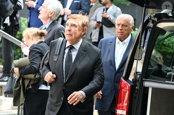 Jean-Pierre Foucault et Gérard Louvin - Sorties des obsèques de Nonce Paolini en l'église Saint-Honoré-d'Eylau, 66 bis, avenue Raymond-Poincaré à Paris, France, le 23 juillet 2024.