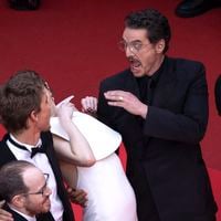 Une star oscarisée face à un imprévu de "taille" sur le tapis rouge à Cannes, deux acteurs à son secours