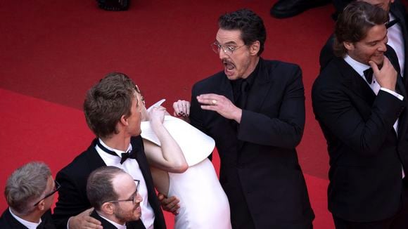 Une star oscarisée face à un imprévu de "taille" sur le tapis rouge à Cannes, deux acteurs à son secours