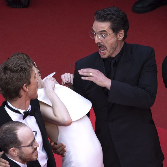 Si certains d'entre vous ont parfois honte d'avoir peur devant une abeille ou une guêpe, Emma Stone va vous faire totalement assumer cette petite frayeur. 

Clifton Collins Jr., Joaquin Phoenix, Ari Aster, Austin Butler, Emma Stone, Pedro Pascal, Luke Grimes - Montée des marches du film « Eddington » lors du 78ème Festival International du Film de Cannes, au Palais des Festivals à Cannes. 
© Olivier Borde / Bestimage