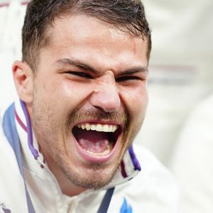 Le Français Antoine Dupont (à gauche) célèbre sa victoire après le match pour la médaille d'or du rugby à 7 contre les Fidji au Stade de France lors de la première journée des Jeux Olympiques de Paris en France © PA Photos