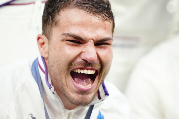 Le Français Antoine Dupont (à gauche) célèbre sa victoire après le match pour la médaille d'or du rugby à 7 contre les Fidji au Stade de France lors de la première journée des Jeux Olympiques de Paris en France © PA Photos