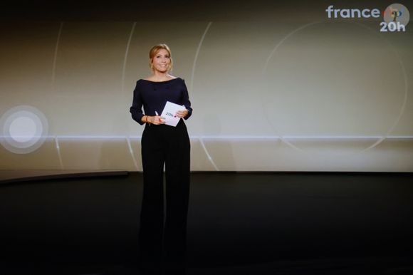 Captures d'écran - Léa Salamé présente son premier journal de 20 heures sur France 2 le 1er septembre 2025.

© Alain Guizard / Bestimage