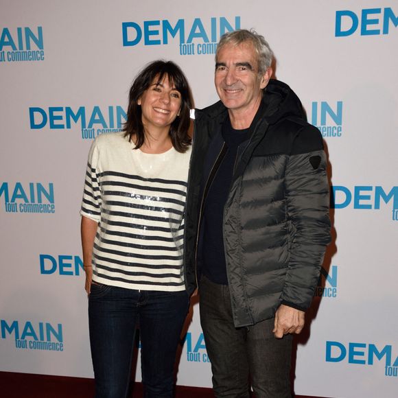 Estelle Denis, Raymond assistant à la première parisienne de Demain Tout Commence au cinéma Le Grand Rex à Paris, France, le 28 novembre 2016. Photo par Alban Wyters/ABACAPRESS.COM