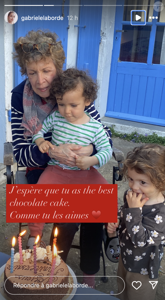 On peut la voir le sourire aux lèvres, soufflant des bougies d'un gâteau au chocolat qu'elle aimait tant. Instagram @gabrielelaborde, le 8 mai 2025