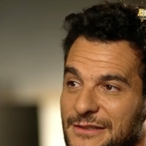 Amir, sur le plateau de 50mn Inside, avec Isabelle Ithurburu. Capture émission de TF1.