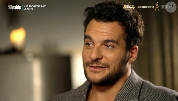 Amir, sur le plateau de 50mn Inside, avec Isabelle Ithurburu. Capture émission de TF1.