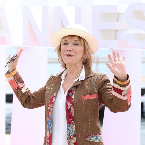 Marie-Anne Chazel lors du photocall de 'Broceliande' sur la plage du Majestic lors de la 7eme saison de 'CanneSeries' à Cannes le 7 Avril 2024 

Denis Guignebourg/BestImage