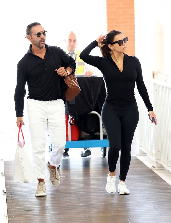 Eva Longoria et son mari José Antonio Baston à l'aéroport Marco polo de Venise, lors du 81ème Festival International du Film de Venise, la Mostra le 3 septembre 2024 ©Backgrid UK/ Bestimage